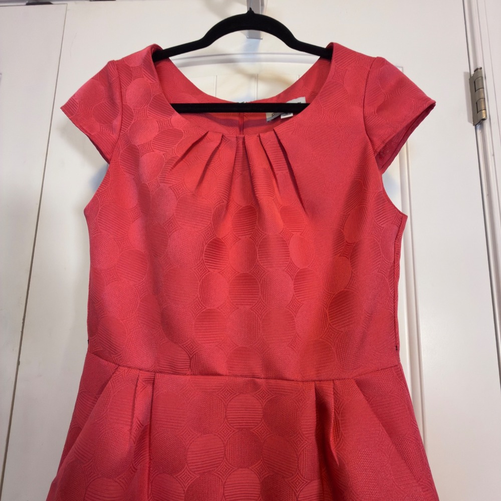 Shelby & Palmer Coral Pink Jacquard Sheath Dress Cap Sleeve Pleated Neck Size 8 - Picture 4 of 10